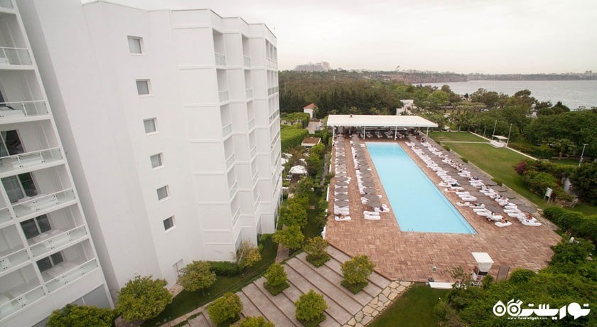 دورنمای استخر و ساختمان هتل